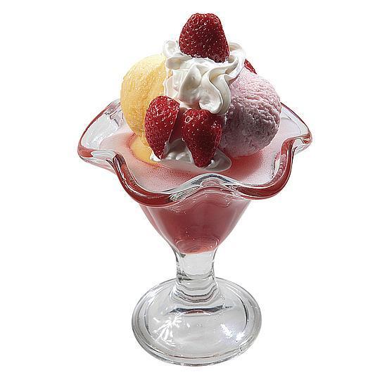 Strawberry sundae