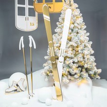 HW23_Goldene_Skier_Geschmückter_Baum_Schnee-1.jpg